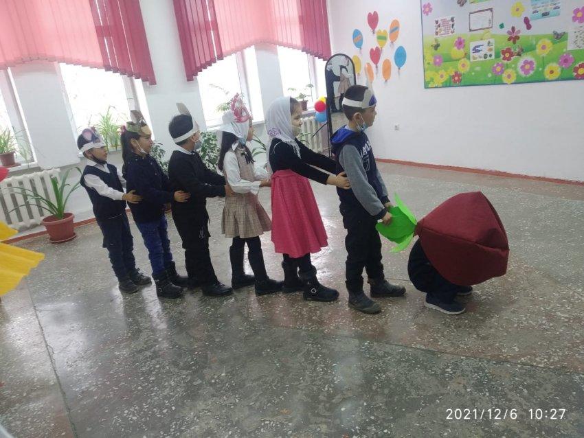 Бастауыш сыныптар  апталығының  6- желтоқсан күні 2 сыныптар арасында  "Ертегілер елінде" тақырыбында сахналық қойылым көрсетілді